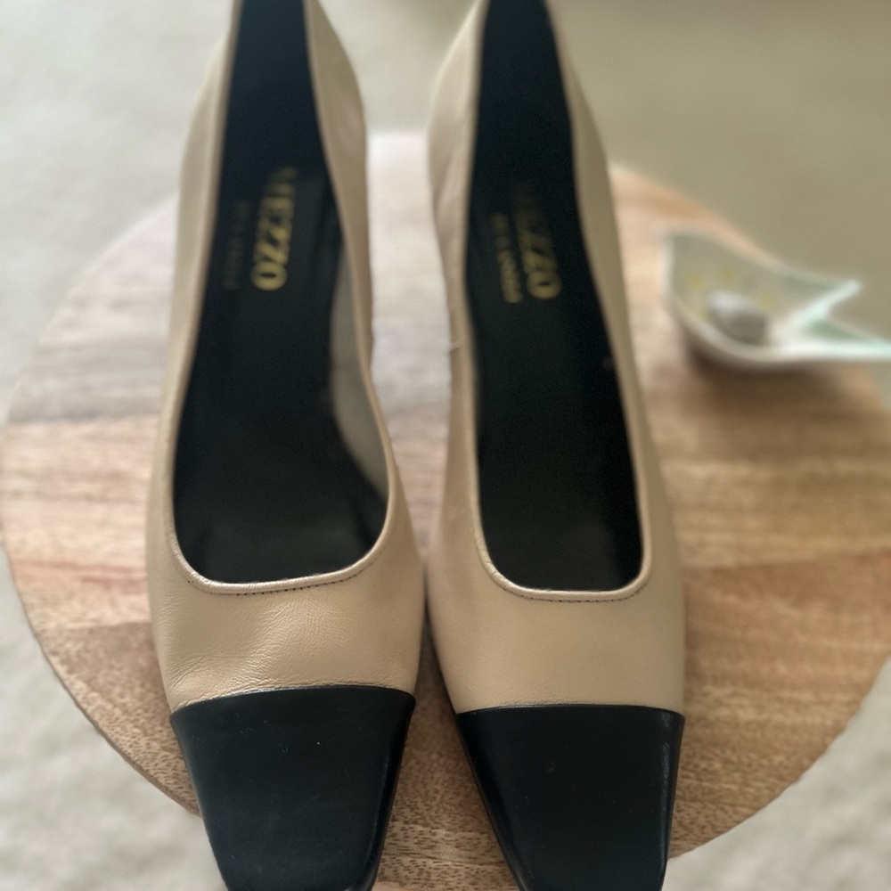 Vintage Mezzo by Vaneli Black and Cream Heels